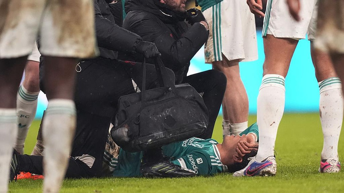 Gelandang Liverpool Wataru Endo mengalami cedera dalam pertandingan melawan Sunderland (Foto: PA Images via Getty Images/Danny Lawson - PA Images)