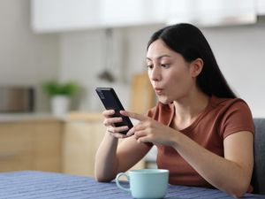 Sering Scrolling HP? Hati-Hati, 6 Perubahan Fisik Ini Mengintai Tubuhmu!