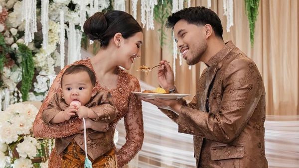 Aaliyah dan Thariq Halilintar Gelar Tedak Siten, Arash Genggam Terus Stetoskop