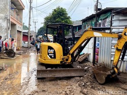 Majalaya Belum Pulih Usai Banjir, Lumpur Masih Selimuti Jalan