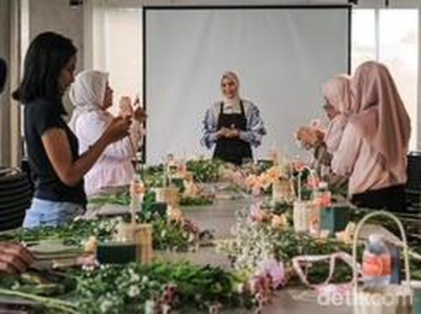 Antusias Belajar Merangkai Buket Bunga Jelang Valentine di Jakarta