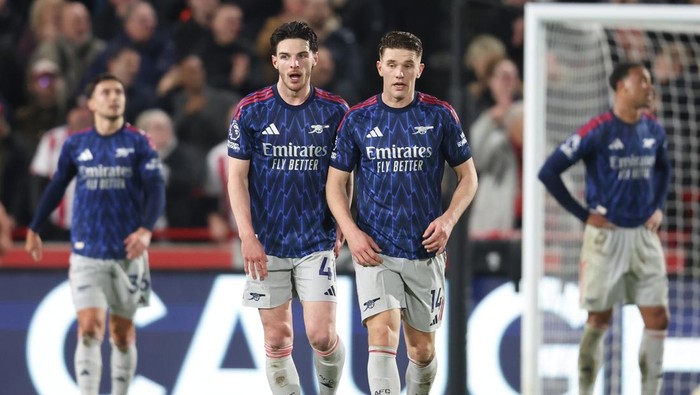Keunggulan Arsenal di puncak klasemen Liga Inggris terpangkas menjadi empat poin usai diimbangi 1-1 oleh Brentford.