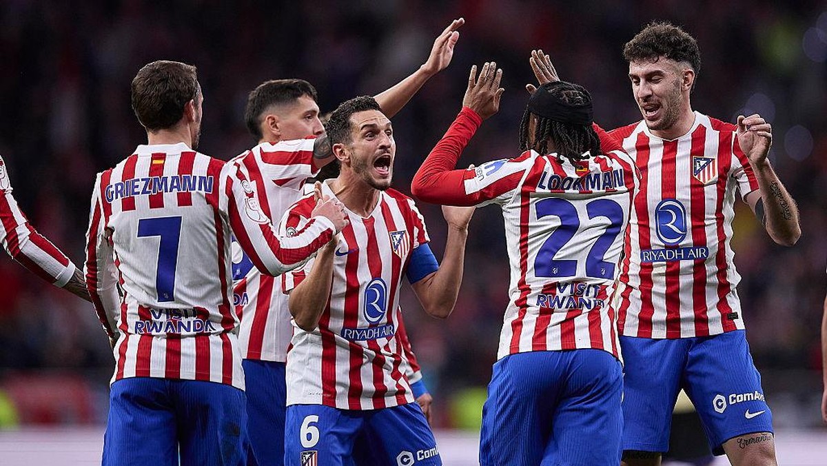 Para pemain Atletico Madrid merayakan gol ketiga yang dicetak Ademola Lookman (22). Foto: DeFodi Images via Getty Images/DeFodi Images