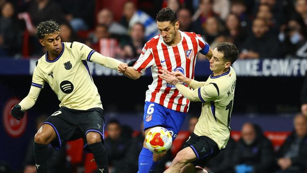 Soccer Football - Copa del Rey - Semi Final - First Leg - Atletico Madrid v FC Barcelona - Riyadh Air Metropolitano, Madrid, Spain - February 12, 2026 Atletico Madrid's Koke in action with FC Barcelona's Marc Casado and Lamine Yamal REUTERS/Albert Gea