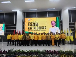 Bahlil Lantik Pengurus Akademi Partai Golkar, Hajriyanto Thohari Jadi Direktur