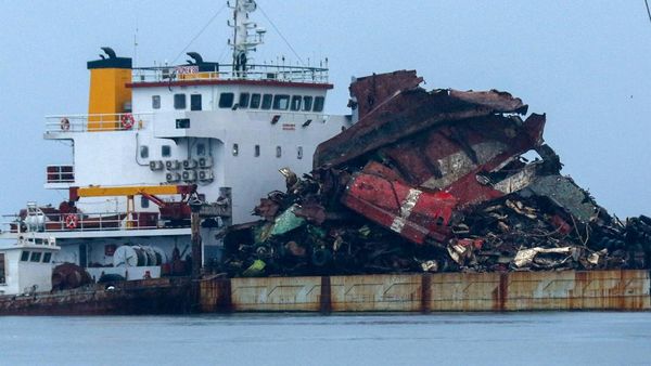 Bangkai KMP Tunu Berhasil Diangkat