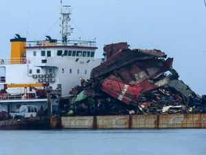 Bangkai KMP Tunu Berhasil Diangkat