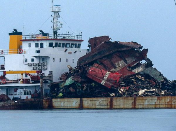 Bangkai KMP Tunu Berhasil Diangkat