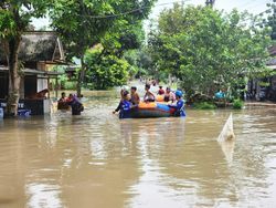 Desa Glundengan Jember Terendam Banjir, Air Capai Dada Orang Dewasa
