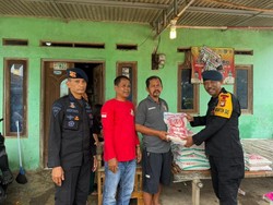 Brimob Polda Metro Bagi-bagi Sembako ke Warga Sukamakmur Bekasi