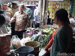 Lapak Sepi gegara Harga Tinggi, Pedagang di Pasar Sumber Resah
