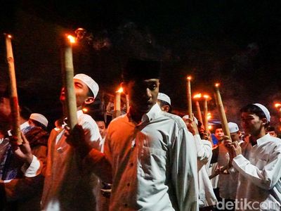Cahaya Obor Terangi Malam Sambut Ramadan