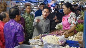 Gibran Blusukan ke Pasar Badung, Cek Harga dan Subsidi Sembako