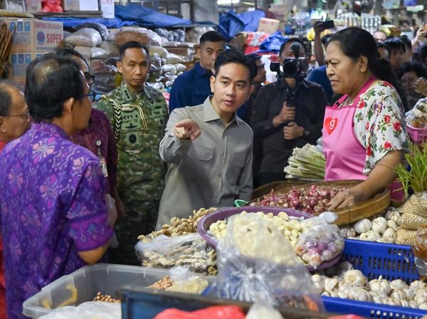 Gibran Blusukan ke Pasar Badung, Cek Harga dan Subsidi Sembako