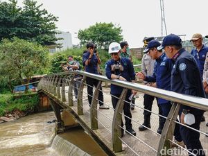KLH Ambil Sampel Air Sungai Tercemar Pestisida di Tangsel, Karbon Aktif Ditebar