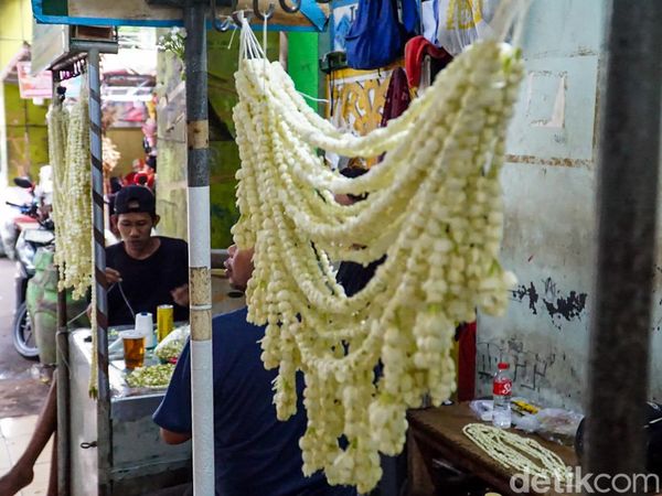 Harga Melati Naik, Perajin Rawa Belong Tetap Meronce