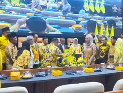 Video Setya Novanto Muncul di DPR, Potong Tumpeng Bareng Bahlil di HUT Fraksi Golkar