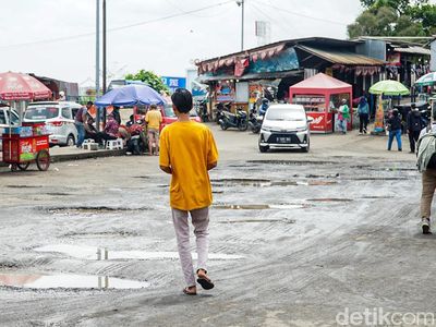 Jalan Menuju Terminal Depok Baru Rusak dan Tergenang