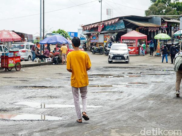 Jalan Menuju Terminal Depok Baru Rusak dan Tergenang