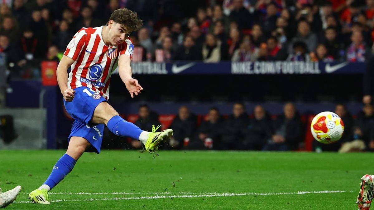 Julian Alvarez mencetak gol keempat Atletico Madrid ke gawang Barcelona di Copa del Rey (Foto: REUTERS/Albert Gea)