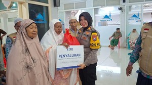 Kapolsek Paciran Sajikan Makan Hangat-Santuni 200 Lansia Dhuafa Saat Subuh