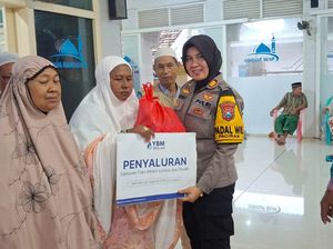 Kapolsek Paciran Sajikan Makan Hangat-Santuni 200 Lansia Dhuafa Saat Subuh