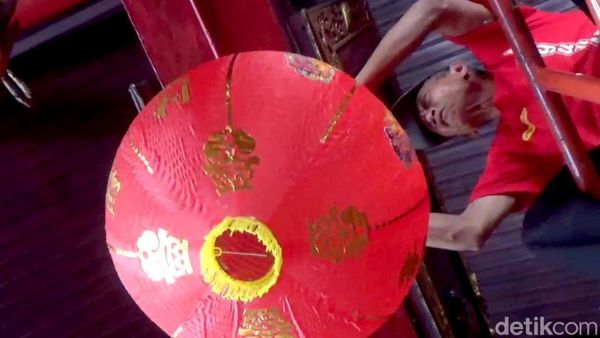 Sambut Imlek Klenteng di Tulungagung Pasang Ratusan Lampion