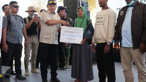 Pemerintah Serahkan Bantuan Perbaikan Rumah untuk Korban Bencana Sumatera