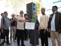 Pemerintah Serahkan Bantuan Perbaikan Rumah untuk Korban Bencana Sumatera