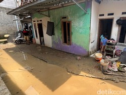 Banjir di Babakan Madang Bogor Surut, Warga Bersihkan Sisa Lumpur