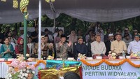 Menag Soroti Krisis Moral saat Nonton Parade Budaya Widyalaya di Denpasar