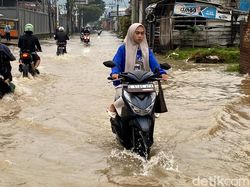 Uji Nyali Pengendara Hadapi Banjir Jalur Ciluluk-Cijapati
