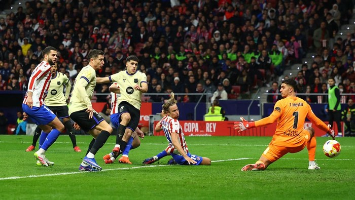 Momen Pau Cubarsi (ketiga dari kanan) mencetak gol ke gawang Atletico Madrid sebelum dianulir.