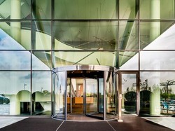 Tak Sekadar Unik, Pintu Putar Punya Fungsi Penting buat Gedung