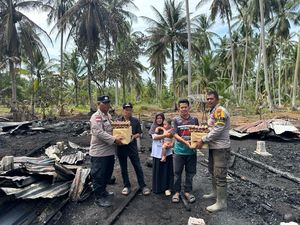 Kebakaran Hanguskan 2 Rumah di Kepulauan Meranti, Polisi Turun Beri Bantuan