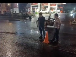 Jalan Rusak di Ciputat Bikin Pemotor Jatuh, Polisi Pasang Traffic Cone