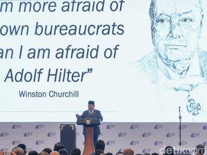 Canda Prabowo Lebih Takut Birokrat Ketimbang Kuntilanak