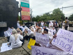 Puluhan Santri Protes Kejari Gresik Usai Kiainya Jadi Tersangka Korupsi