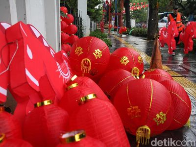 Sambut Imlek, Seputaran Lapangan Banteng Bersolek Lampion