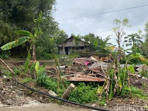 Lagi! Tanah Gerak Jangli Semarang Robohkan Rumah Warga