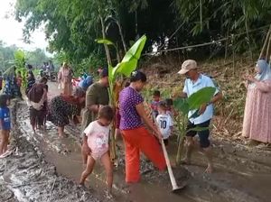Protes Jalan Rusak, Warga Lebak Tanam Pohon di Tengah Jalan
