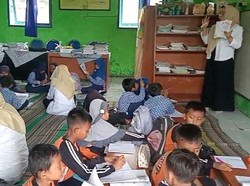 4 Kelas SDN Margantoko 1 Sampang Belajar Lesehan Satu Ruangan