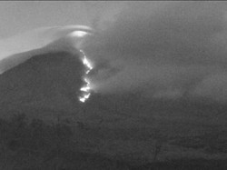 Gunung Semeru luncurkan 2 kali Awan Panas Guguran Sejauh 4 Km Malam Ini