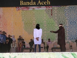 Digerebek Warga Bareng PSK, Brondong di Aceh Dicambuk 24 Kali