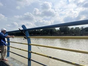 Cerita Warga Makan Ikan Sungai Cisadane yang Tercemar: Ada Bau-bau Solar