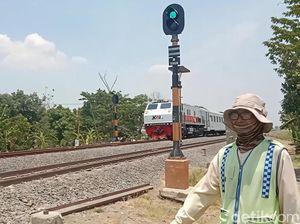 Pengabdian Tokid, Jaga Nyawa Pengendara di Perlintasan KA Indramayu