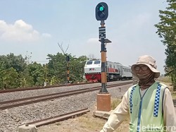 Pengabdian Tokid, Jaga Nyawa Pengendara di Perlintasan KA Indramayu