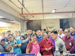 Kunjungi Pasar Badung, Gibran Bagi Amplop-Celemek Bertulis G ke Pedagang