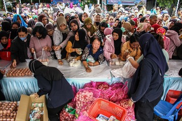 Berita dari Detik Finance: Warga Serbu Pangan Murah Jelang Ramadan di Berbagai Daerah