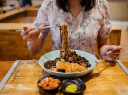 5 Tradisi Valentine Unik di Berbagai Negara, Ada Sajian Mie Hitam!